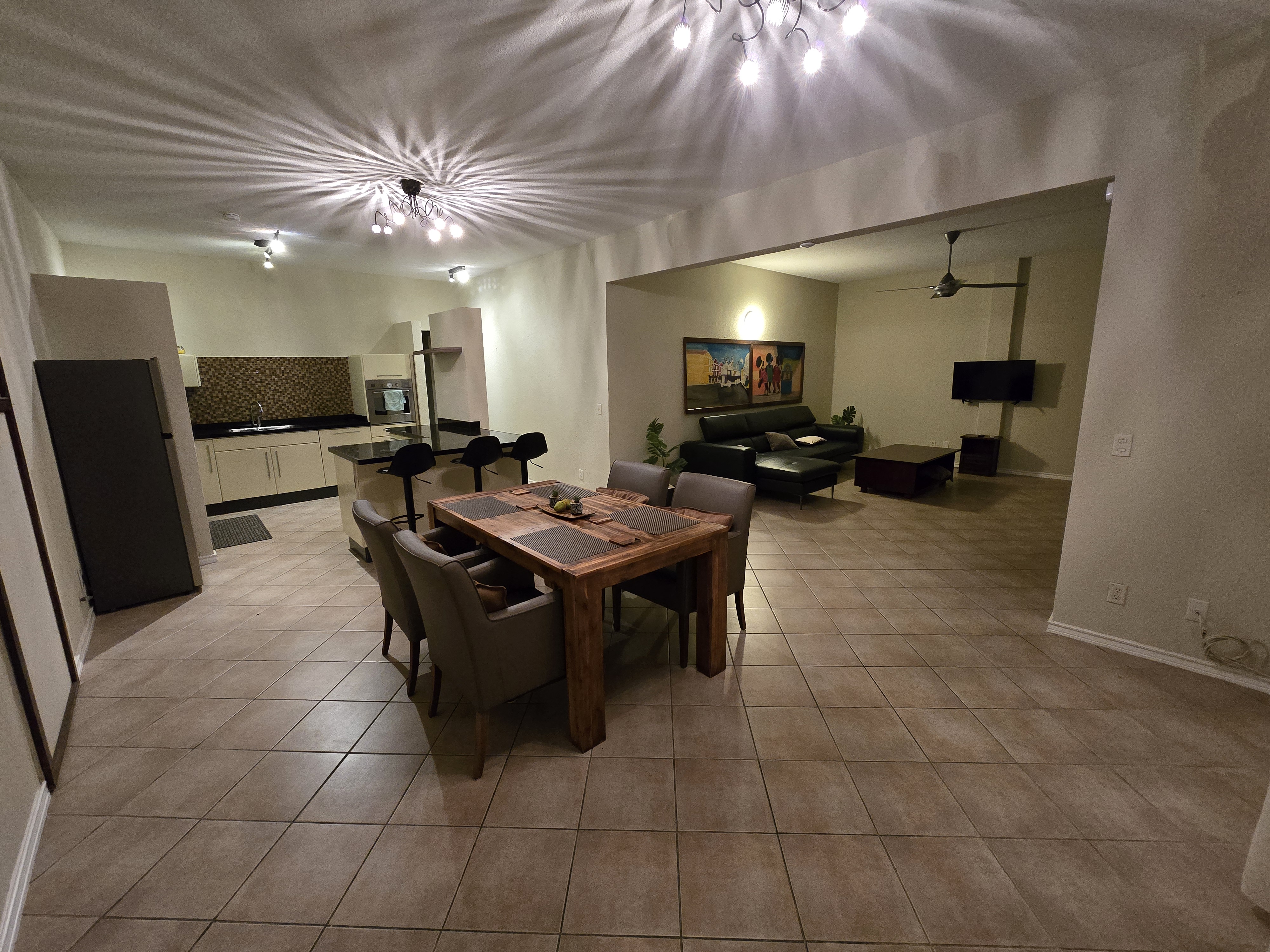 Keuken, eetkamer en woonkamer